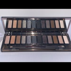 Urban decay smokey eyeshadow palette with brush